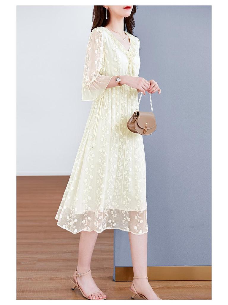 Seidenbesticktes Kleid mit hoher Taille für Damen - Modisch, alterslos, schlankmachender Maulbeerseiden-Stil für Frauen mittleren Alters