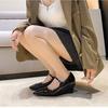 Goldene, einfarbige Mary-Jane-Pumps mit spitzer Zehenpartie und flachem Absatz – elegante Damenschuhe für Frühling/Sommer 2025.