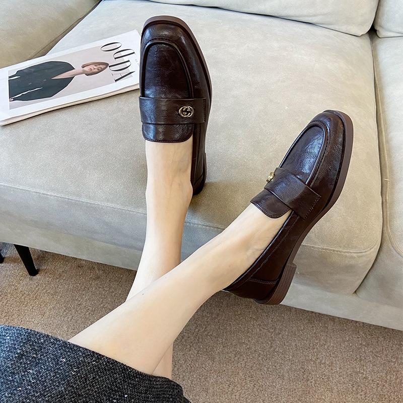 X130-8 Grape Mom Gleiche Kamelien-Plateau-Slipper Damen Retro Goldene Schnalle Vielseitige Dicke Ferse Kleine Lederschuhe Damen