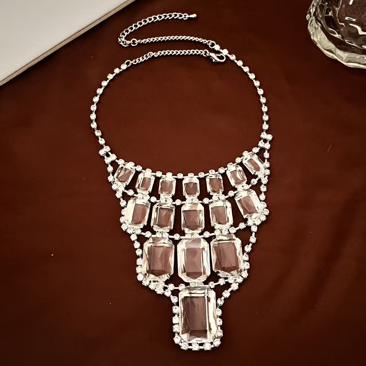 

Exaggerated Retro Necklace Oversized Personalized Collarbone Chain Female Alloy Inlaid Rhinestones білий
