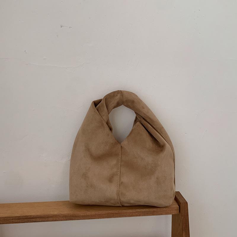 Hand-held Cloud Bag with Pleated Design, Featuring A Sophisticated and Simple Style of Handbag.