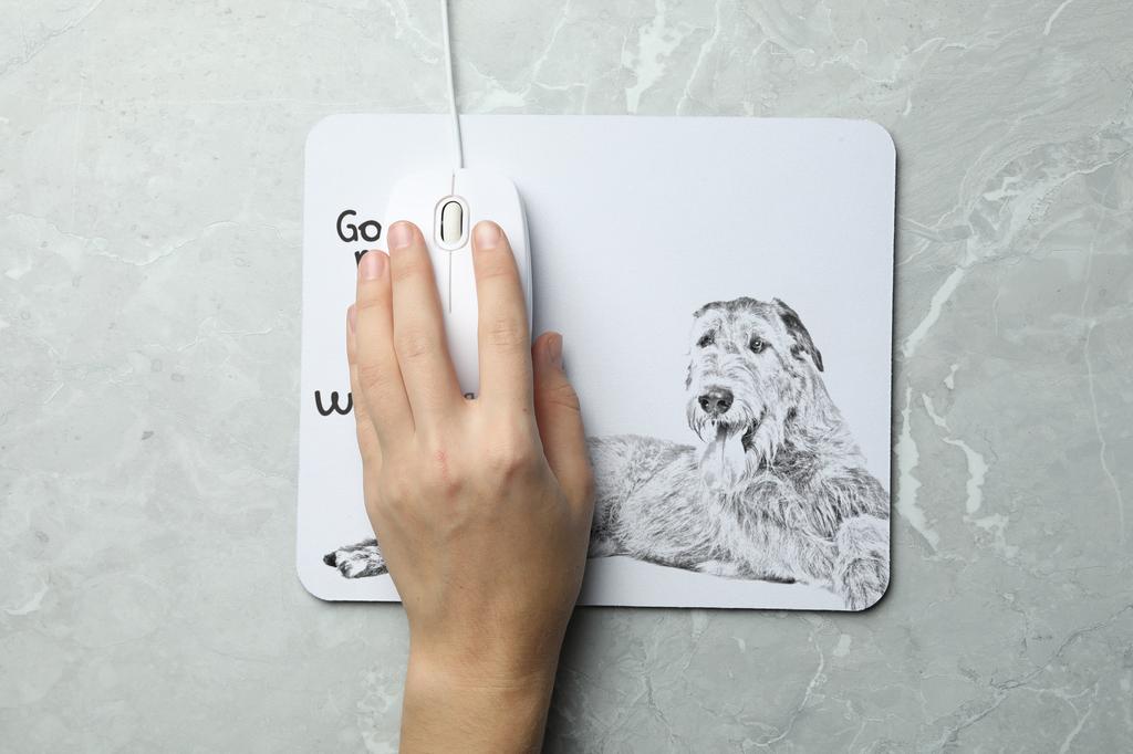 Irischer Wolfshund - Mauspadd mit Aufdruck, personalisiertes Mauspadd mit Hunde-Motiv, einzigartiges Gadget für einen Büroangestellten von der Marke Art-Dog