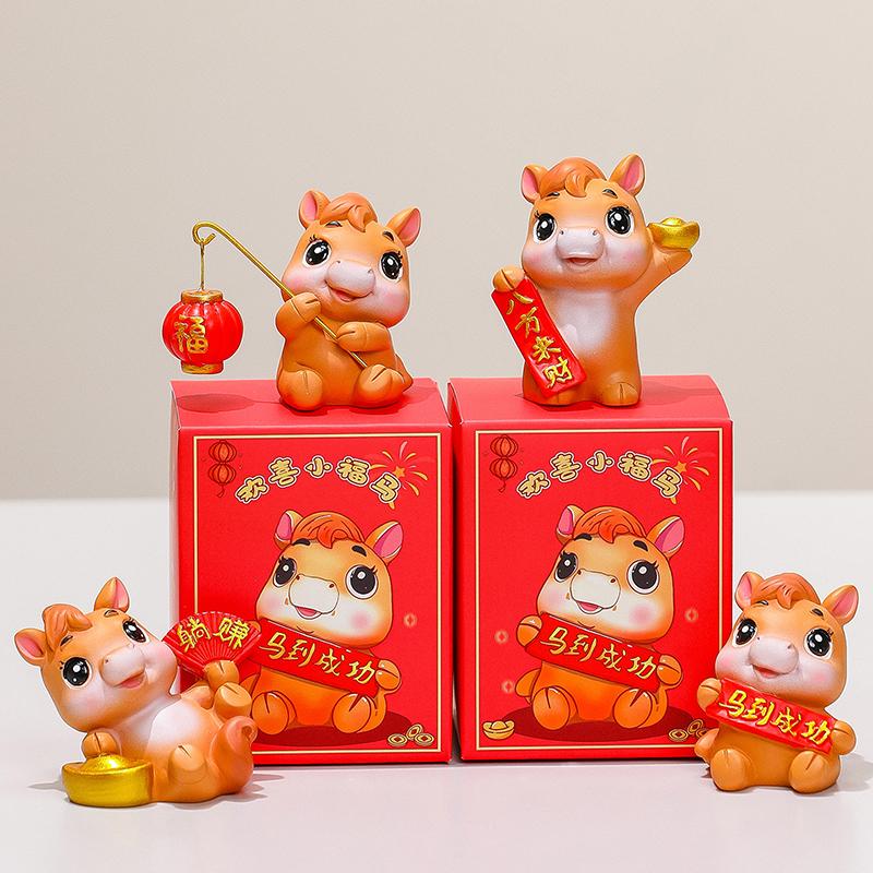 1 Stück Niedliche Glückspferd-Figur Puppe Cartoon Harzpferd-Puppen Neujahrsmaskottchen Ornamente Haus Büro Schreibtischdekoration Schöne Geschenke