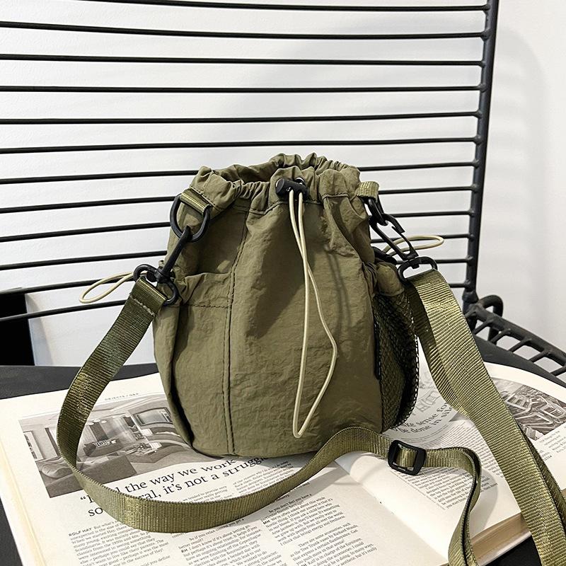 Nylon Casual Messenger Bag Female Fashion Drawstring Drawstring Saliva Bucket Bag Outing All-match Mobile Phone Bag