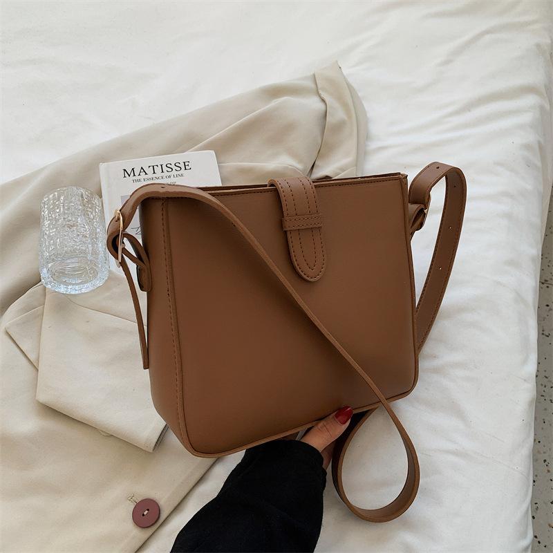 

Casual personality fashion trend small square bag autumn and winter new shoulder bag 2025 texture women s simple messenger bag хаки