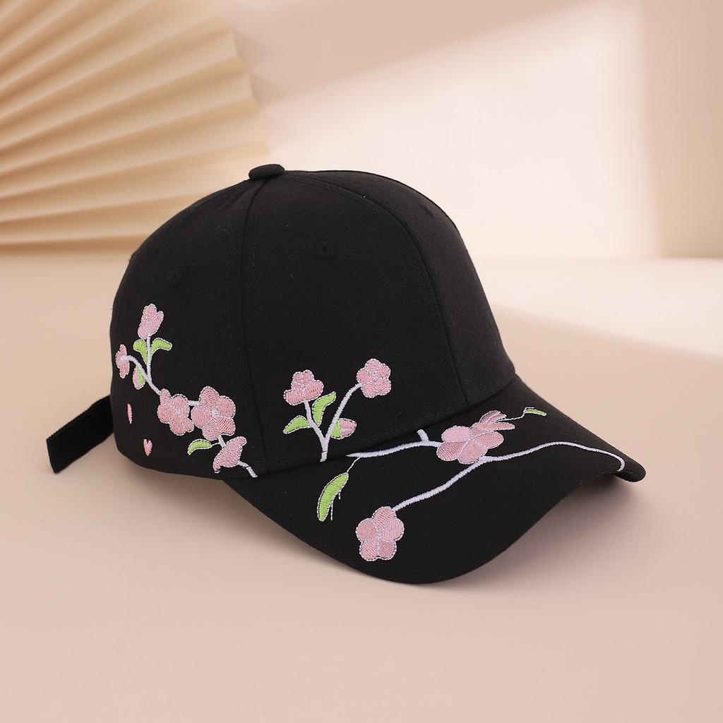 Embroidered peach blossoms make the face look smaller. Adjustable, versatile and sweet baseball cap. Daily casual shopping