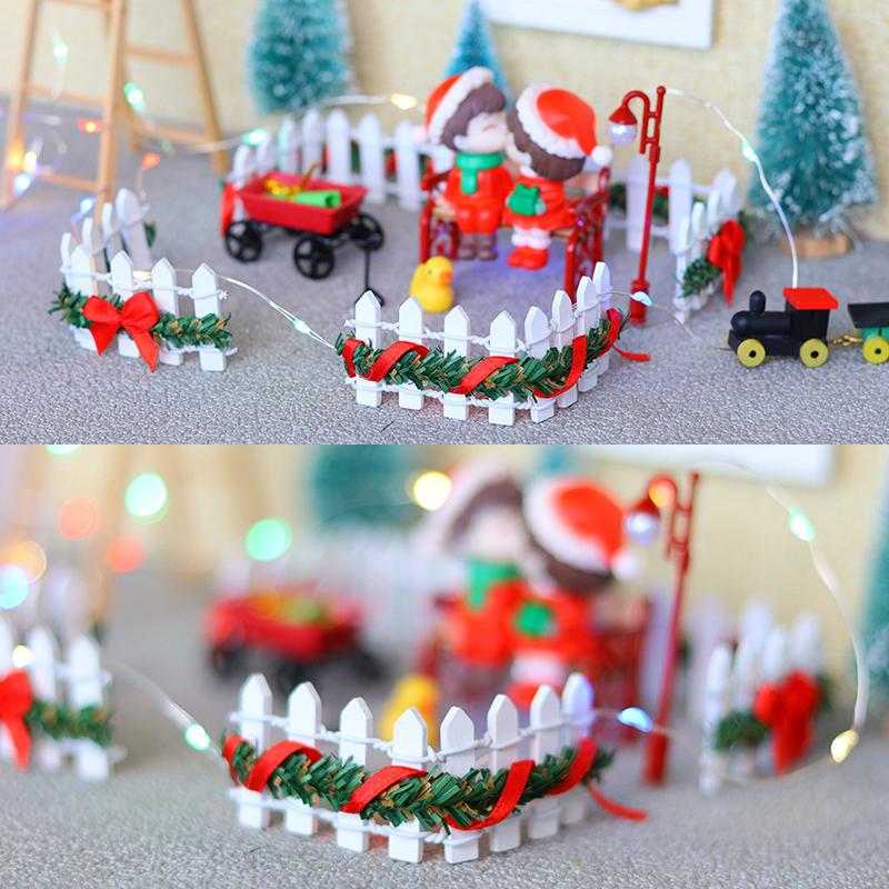 

4Pcs/Set 1/12 Dollhouse Mini Wooden Fence Model Doll Home Christmas Day Scene Decor Dolls House Micro Garden Courtyard Decor Toy