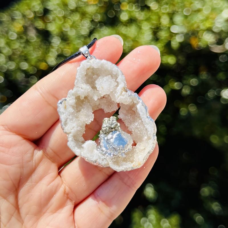 Artificial Crystal Agate Pendant Necklace With Silver Edge For Daily Wear
