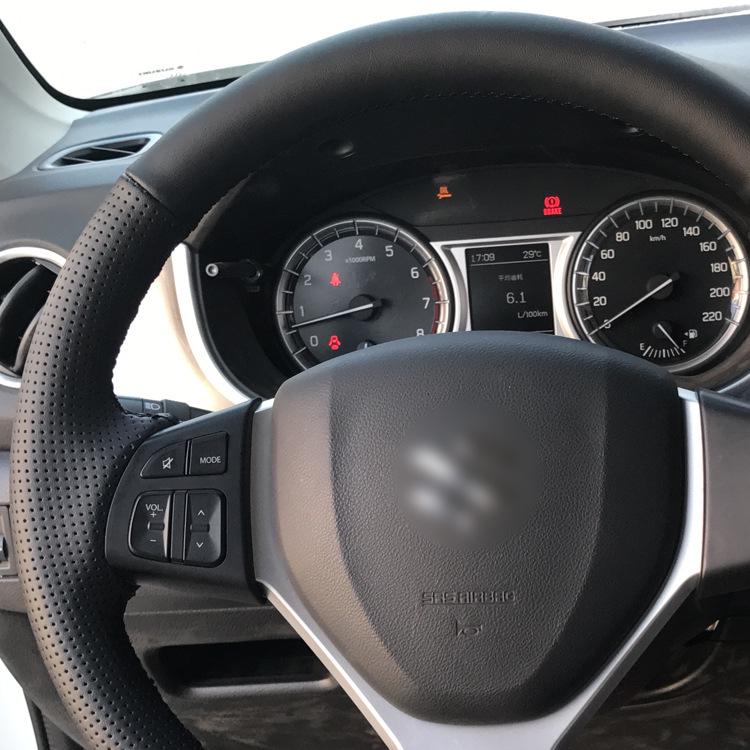 Ručne šitý poťah volantu z pravej kože pre Suzuki Vitara