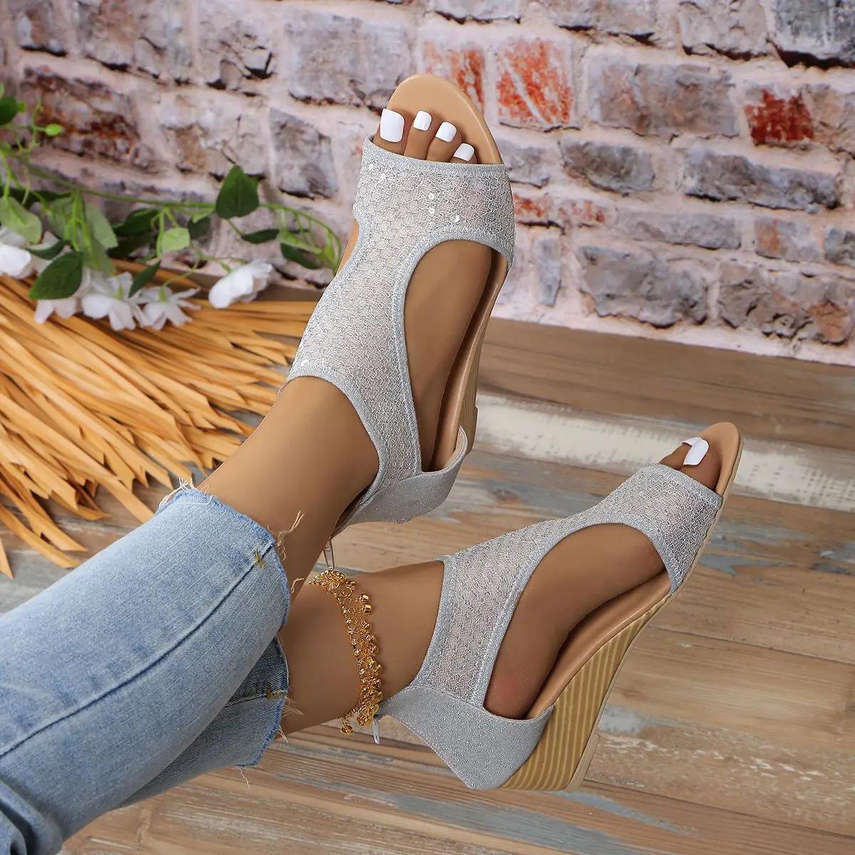 

Летние туфли на каблуке для женщин 2024 года, новые женские босоножки на танкетке с молнией сзади, повседневные женские босоножки на высоком каблуке в стиле ретро для активного отдыха 43 серебряный