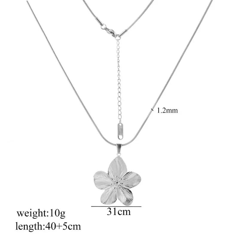 Vintage Stainless Steel Flower Pendant Necklace for Women Gold Plated Floral Metal Snake Chain Necklace Aesthetic Jewelry Gifts