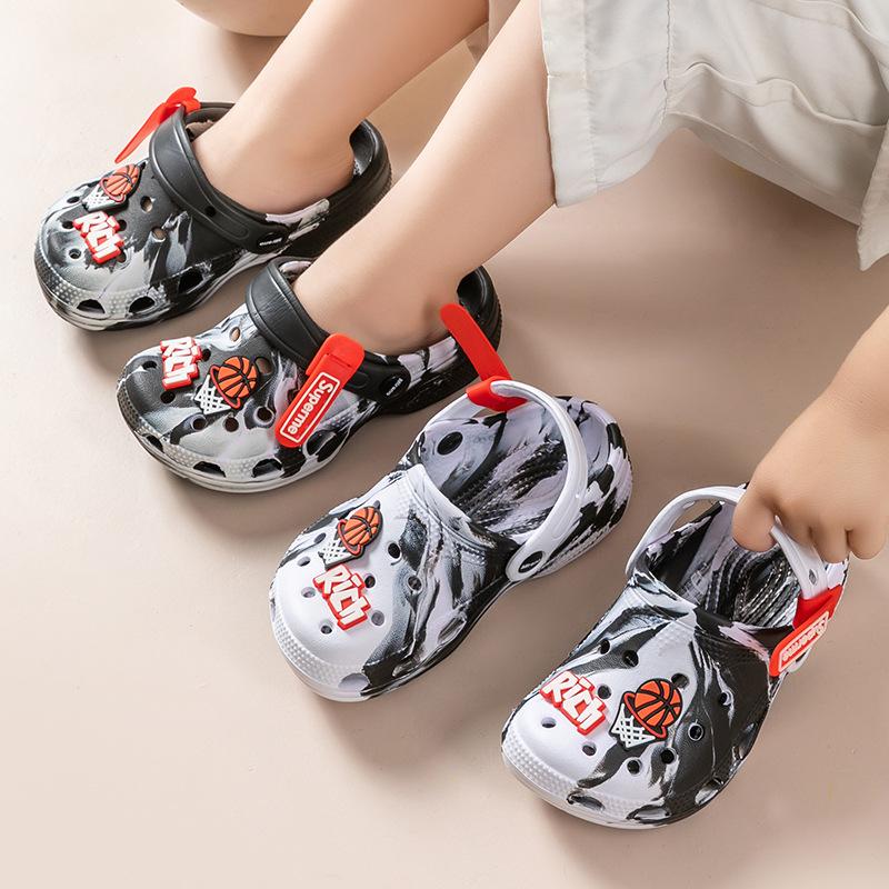 Summer children's slippers cool slippers boys and girls bathroom non-slip baby hole shoes children cute cartoon