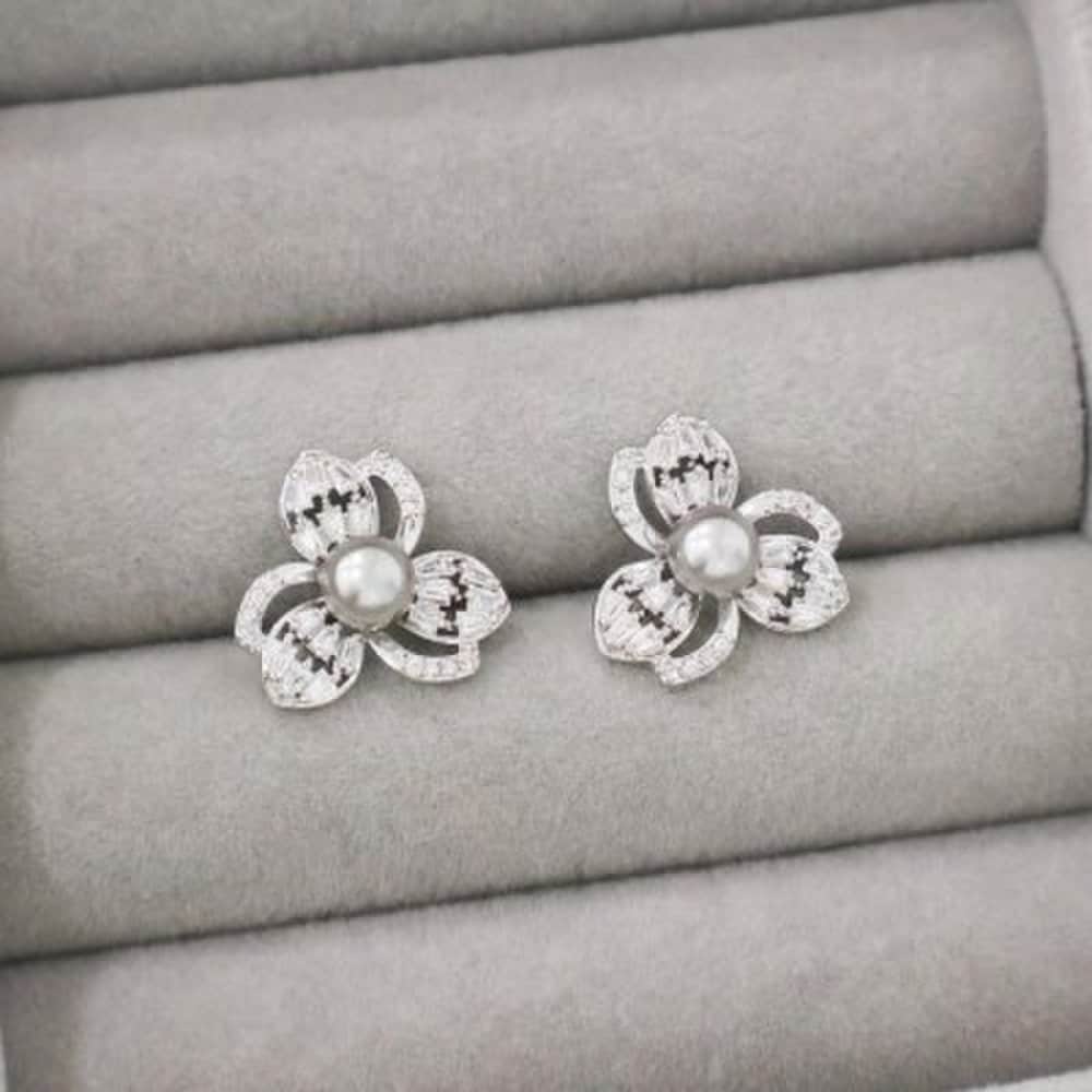 Women's Hanbok Wedding Frill Petal Classic Pearl Earrings