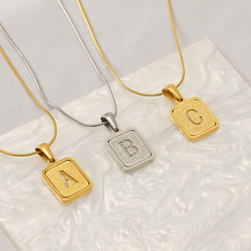 Colier cu pandantiv cu 26 de litere placat cu oțel inoxidabil cu design lanț șarpe rotund