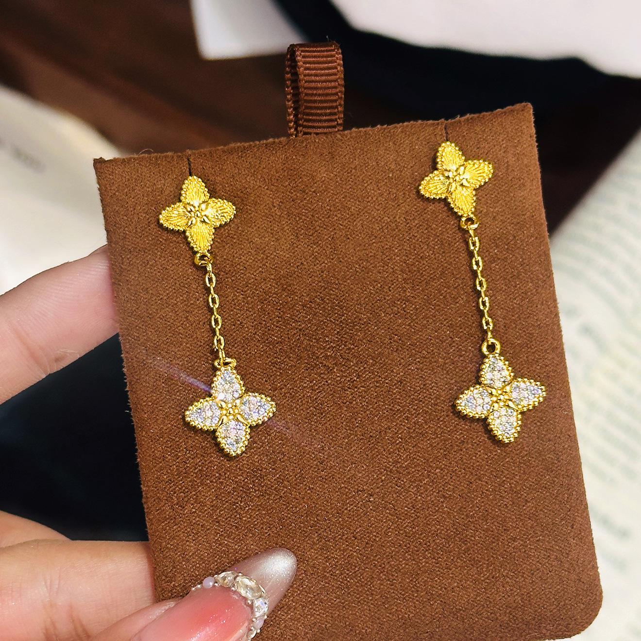 

Xiaohongshu hot French retro four-leaf clover stud earrings design sense full diamond laser court style earrings золотий