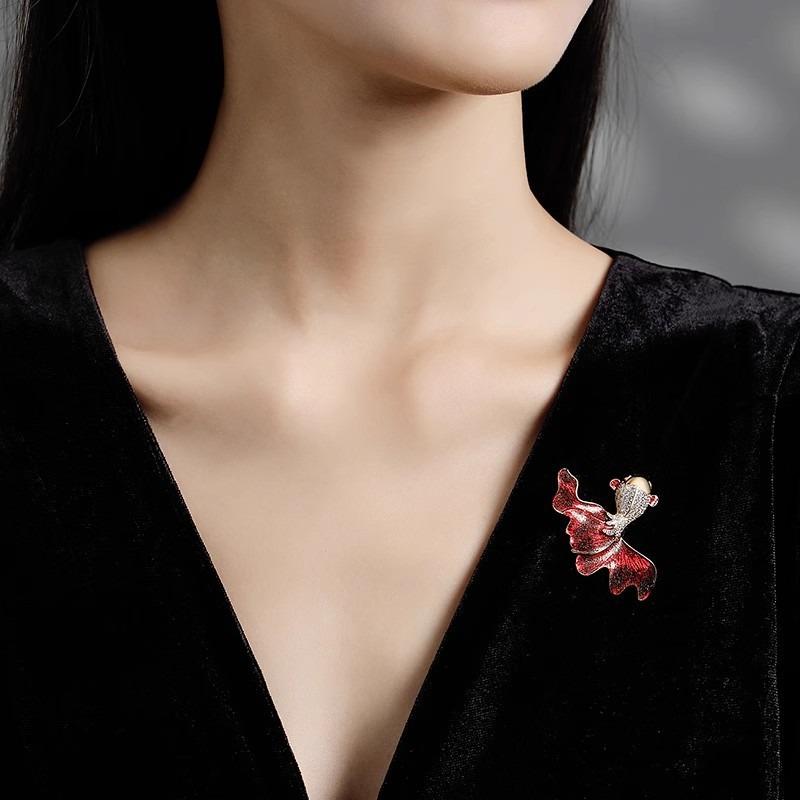 Exquisite and Cute Goldfish Brooch, High-end Lucky Women's Koi Flower Brooch, Niche Design Sense Pin