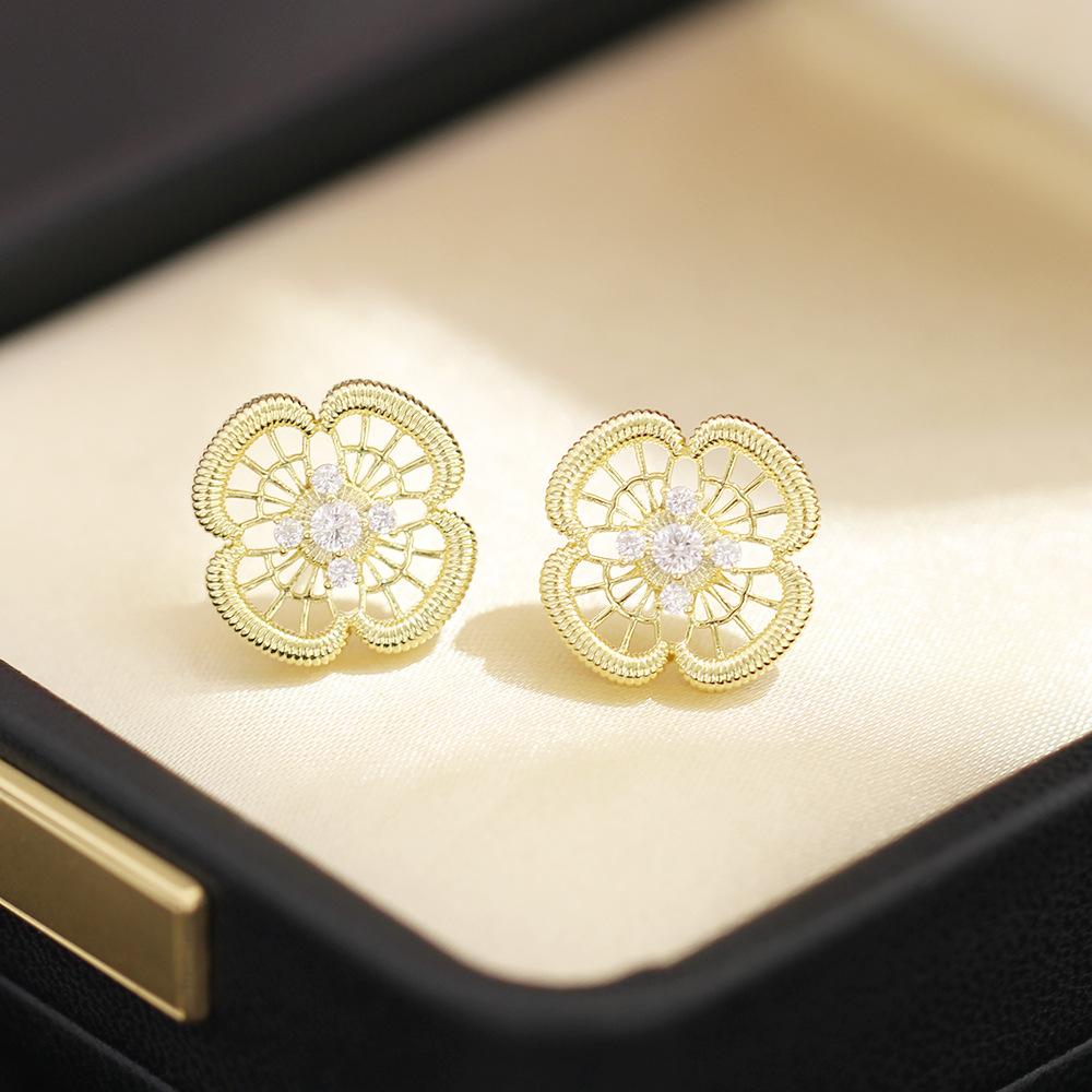 Vintage Bucci style versatile, high-end exquisite earrings, daily versatility, silver brushed cut-out four-leaf clover earrings, women