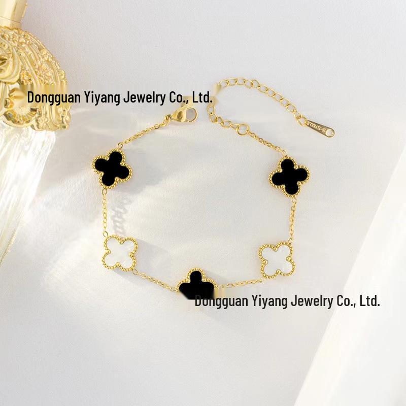 Náramek čtyřlístek, oboustranný šperk na ruku, titanová ocel tónovaná 18K zlatem, dlouhotrvající barva, všestranný šperk.