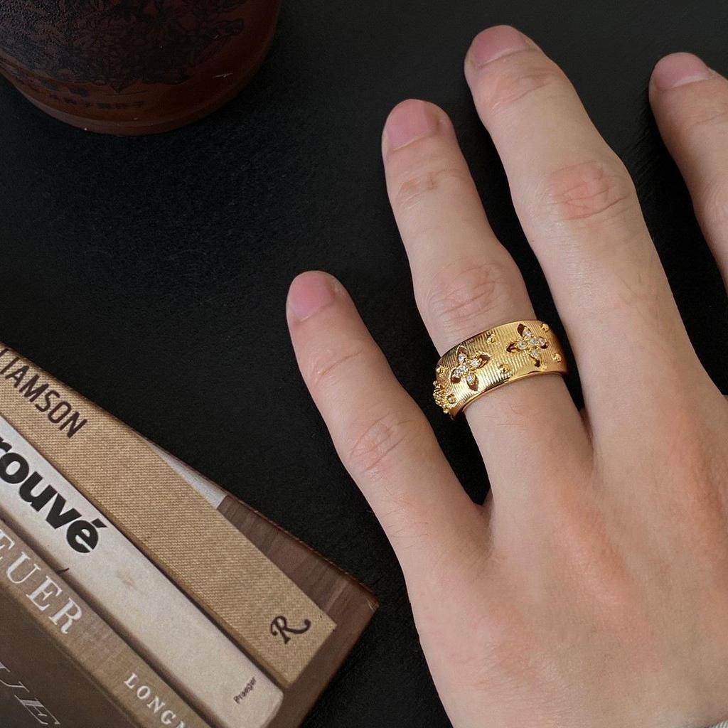 Women's Hollow Floral Palace-Style Adjustable Ring - Stackable, Elegant & Trendy