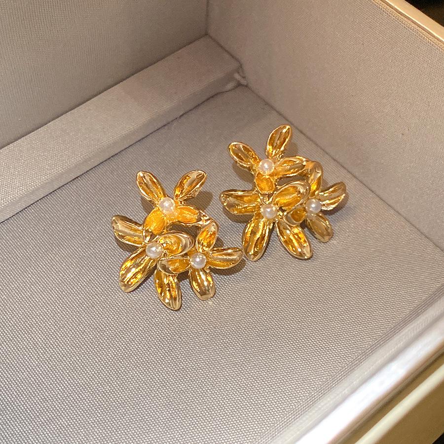 

European and American silver needle pearl flower stud earrings simple fashion earrings light luxury high sense earrings design sense niche