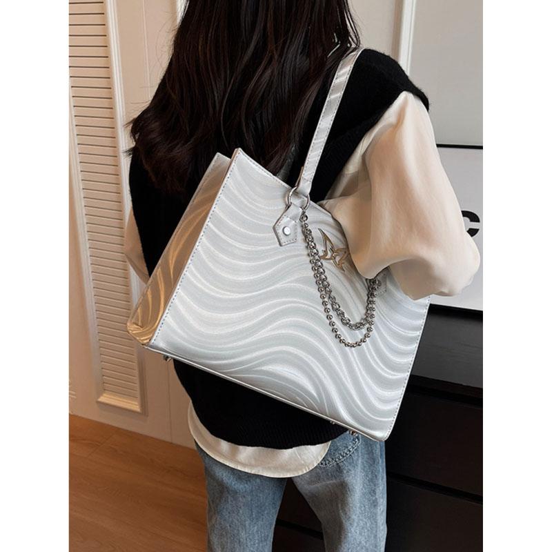 High-Grade Texture Large Capacity Bag New Popular Butterfly Explosive Chain Crossbody Bag Single Shoulder Tote Pack Design Sense
