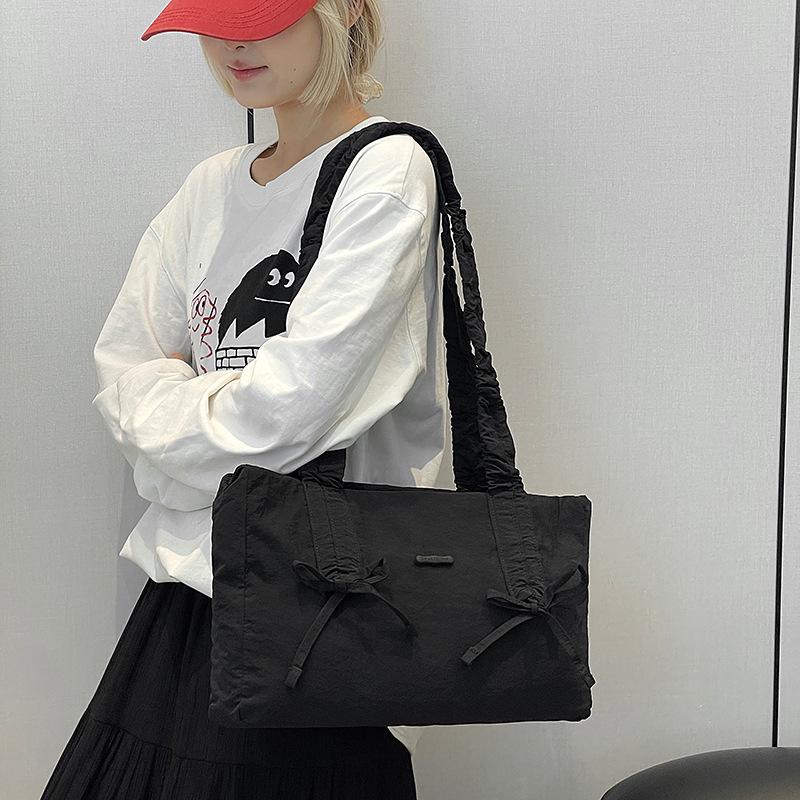 Han Suxi ma tę samą słodką, małą i świeżą plisowaną kokardkę, damską torbę na ramię i worek ściągany o dużej pojemności.