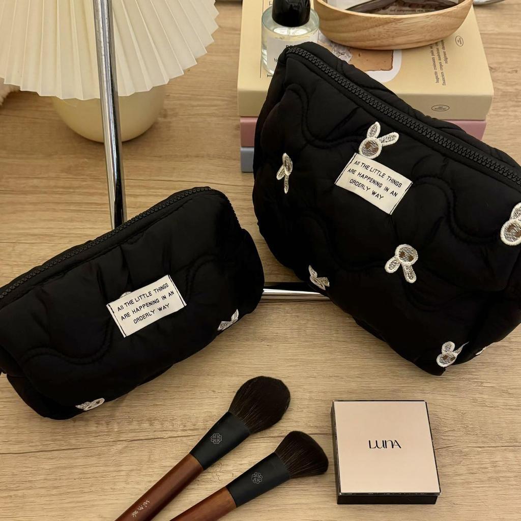 Wysokiej klasy czarna haftowana kosmetyczka z królikiem – Duża pojemność do przechowywania kosmetyków i przyborów toaletowych w podróży