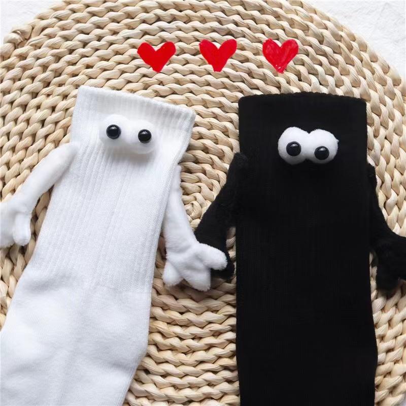 1 Pairs Creative Couple Socks Magnetic Socks with Eyes and Hands Mid Tube Sweat-absorbing Stockings Cartoon Lovers Friends Socks