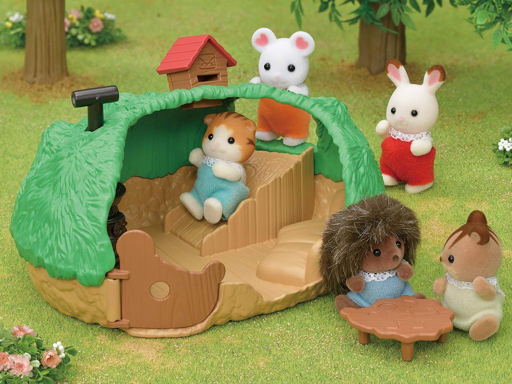 Sylvanian Families Rodzinna Podróż Zestaw Zabawowy Tajemniczy Dom ST Mark Wiek Epoka Sylvanian [Uroczy Zestaw] (Certyfikat CO65, 3+, Zabawka, Domek dla lalek, Rodziny, Sp. z o.o.)