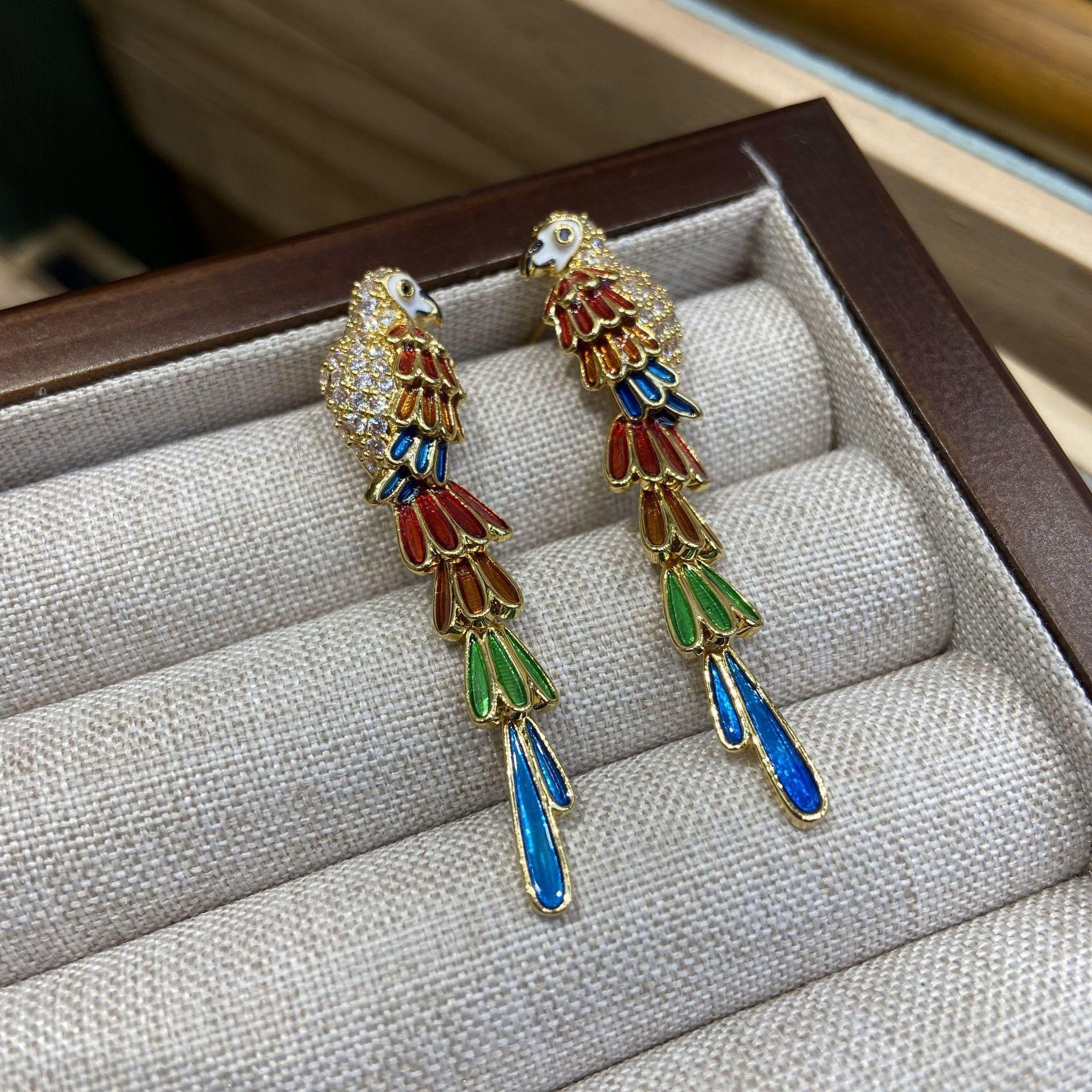 

New Long Colored Feathered Bird Stud Earrings, Oil Dripping Parrot Earrings, Zircon Inlaid Dongdaemun Earrings.