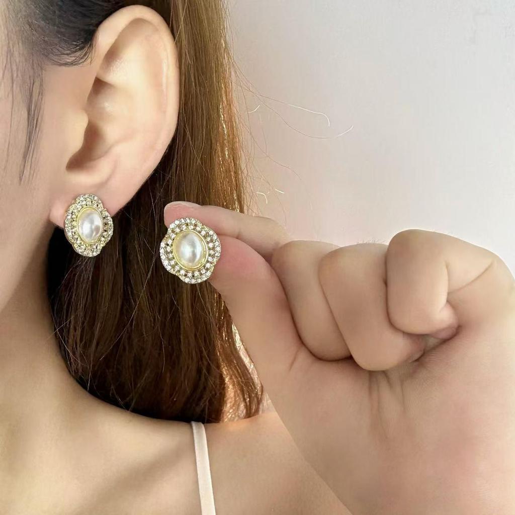 French Retro Oval Pearl Earrings: Elegant High-End Geometric Design for Women