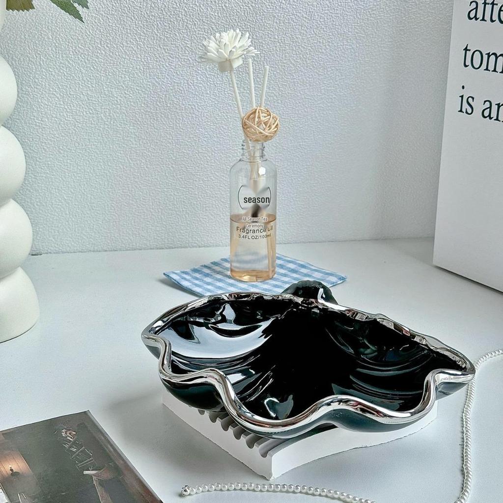 Nordic Ceramic Shell Ornament Key Holder - Desktop Decoration for Coffee Table or Entrance.