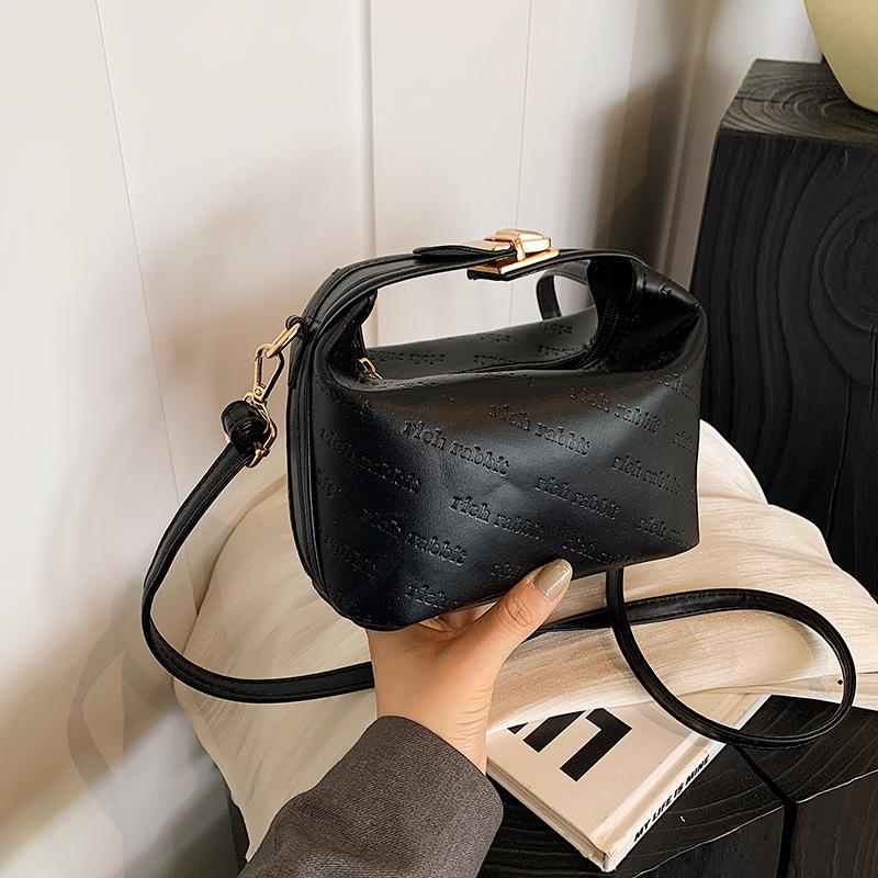 

Новая женская сумка с отступом, трендовая, 2024 года, текстура, простая, ретро, повседневная, через плечо, портативная, маленькая, квадратная сумка чёрный