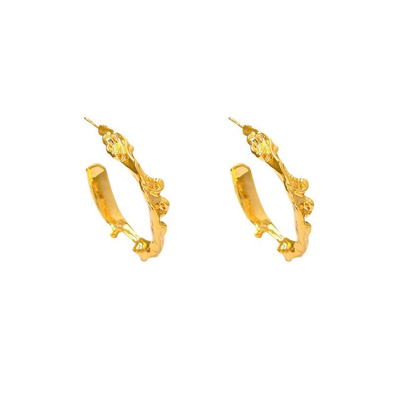 Irregularly pleated c-shaped earrings, niche design sense, high-grade cold wind earrings, women's Seiko fine throwing personalized earrings