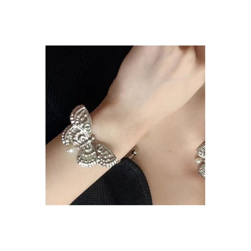 High-quality Black Leather Bracelet For Women With Intricate Embossed Patterns