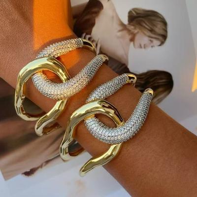 Schwere Industrie Übertriebene Diamantverzierungen Hohle Kreuzöffnung Armreif Premium Armreif Frauen