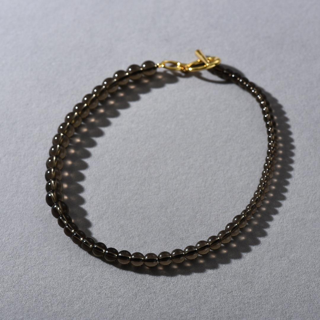 Осень и Зима Новая Коричневая Стеклянная Бисерная Цепочка на Ключицы с Пряжкой OT Модная Повседневная Необходимая Вещь Нишевая Мода Простая Цепочка Женская