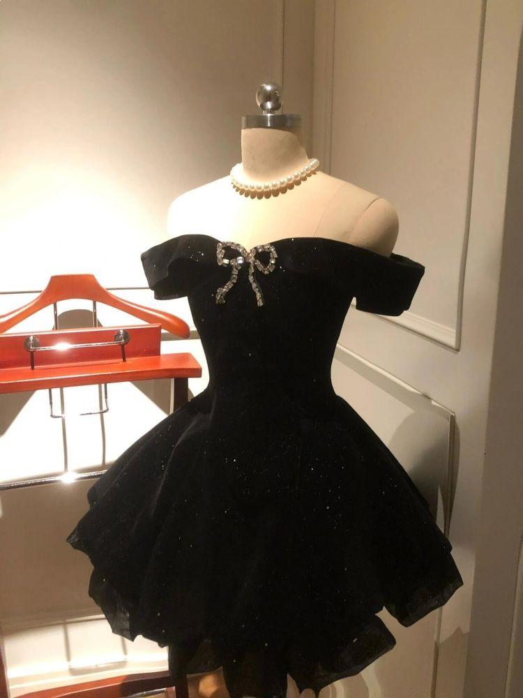 Nischen- Hepburn-Stil Taillenbetontes Ein-Schulter-Kleines Schwarzes für Damen