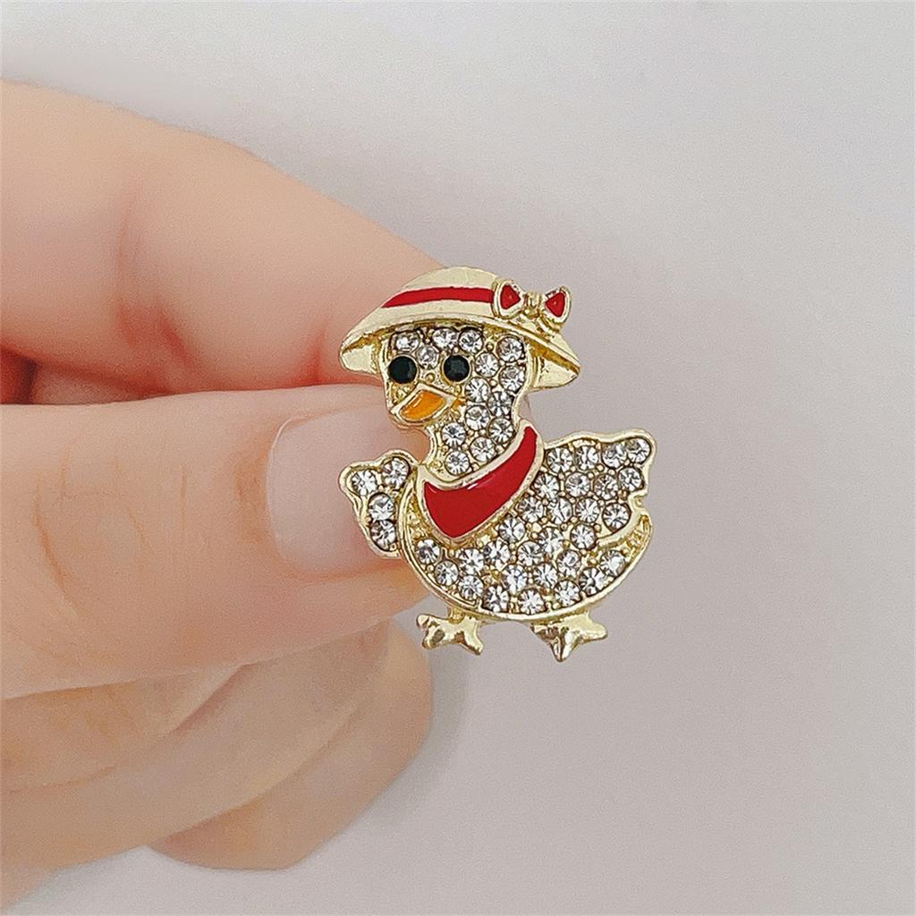 1Pc Cute and Unique Hat Wearing Duck Brooch Exquisite Creative Animal Pin Cartoon Jewelry Accessories Party Birthday Gift Trend
