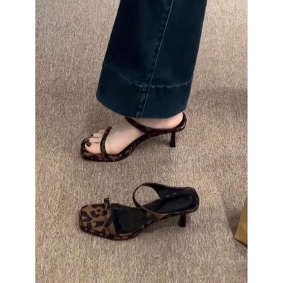 Internet-Berühmtheiten neue sexy Sandalen mit Leopardenmuster und hohen Absätzen Damen 2025 Sommer-Trage silberne Zehensandalen mit Stilettoabsätzen