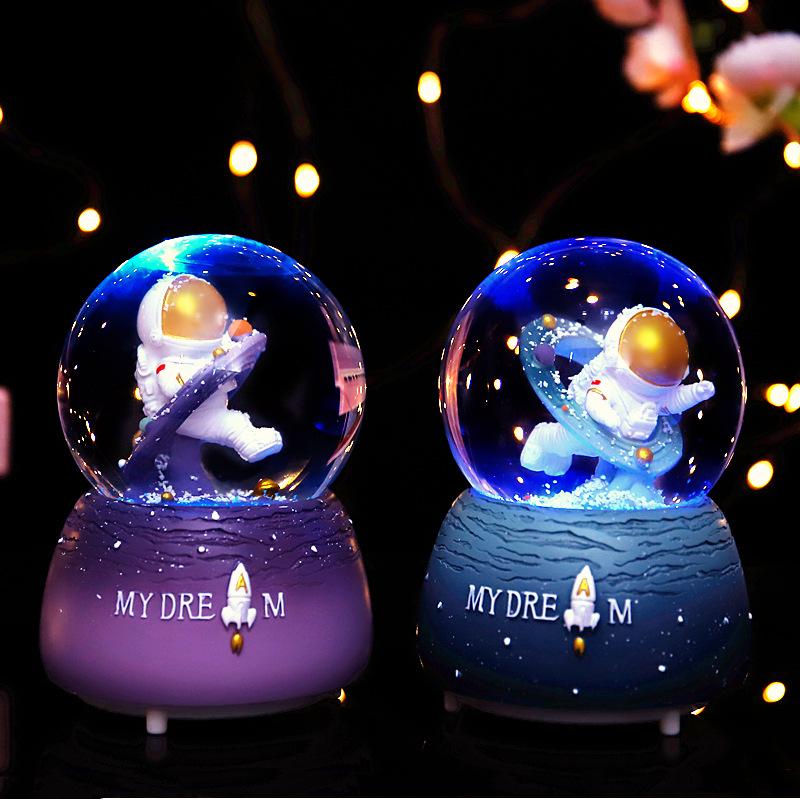 Adorno de Bola de Cristal Musical de Astronauta Nevado