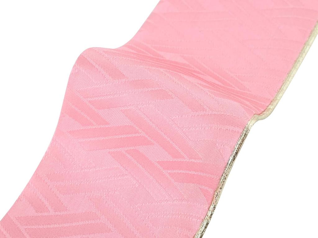 Col de kimono en soie avec doublure dorée, adapté pour les furisode (kimono à manches longues). Peut être porté de 4 manières. Broche de col incluse. Longueur: environ. 130cm.