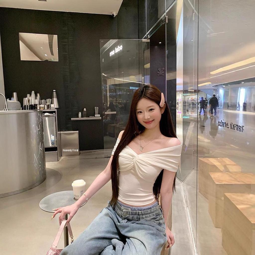 Pure & Sexy White Off-Shoulder Twisted Short-Sleeve Women's Summer Crop Top