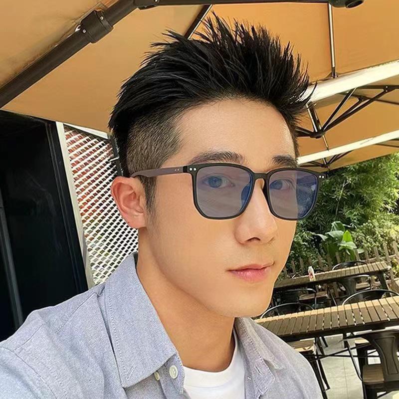 Men's Retro Wood Grain Myopia Glasses - Color-Changing, Anti-Blue Light, Hot-Selling Frames.