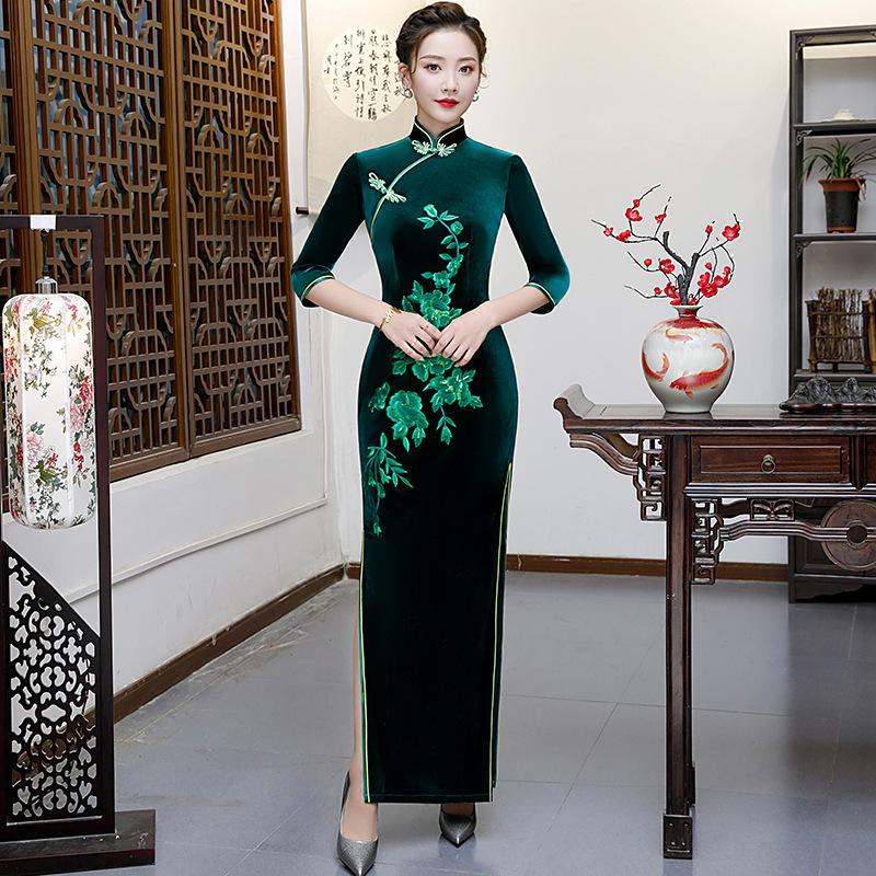 Golden velvet cheongsam long seven-quarter-sleeved new cheongsam show catwalk performance clothes middle-aged and elderly mothers wear elegant clothes