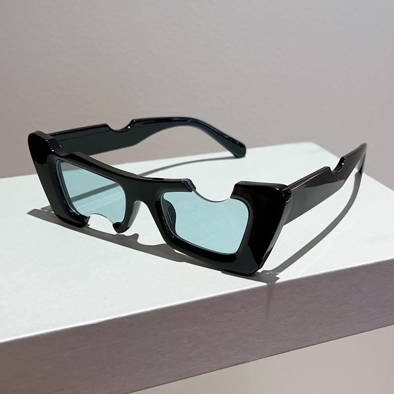 Heiß verkaufte Wind-Trend Sonnenbrille mit kleinem Rahmen und unregelmäßigem Nasensteg, die gleiche dünne Sonnenbrille wie bei Streetstyle-Aufnahmen