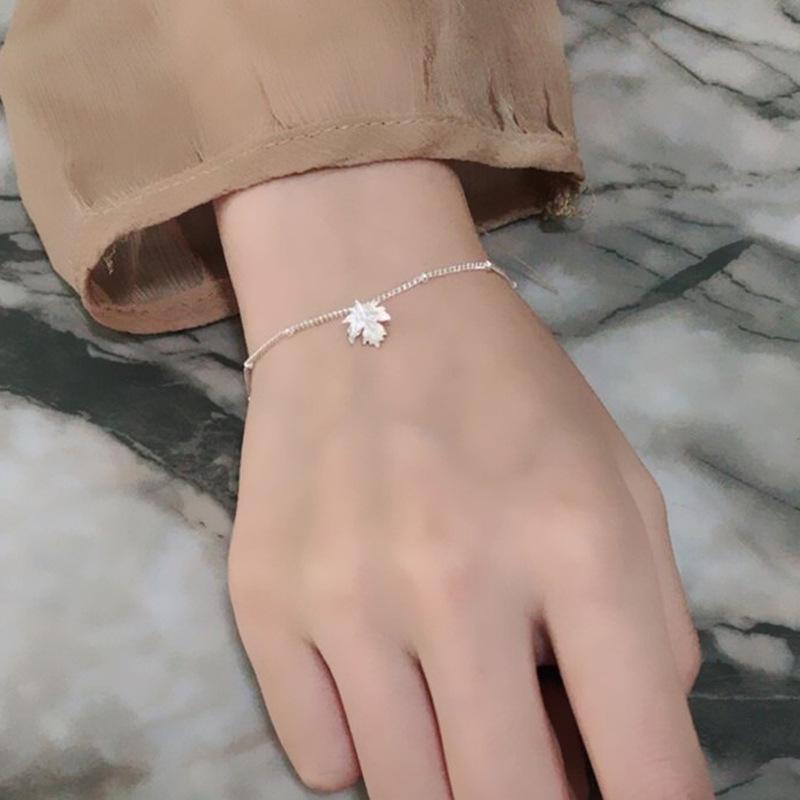 Bracelet Feuille d'Érable - Style Forêt Doux & Simple pour Femmes, Bijou Unique avec Design de Feuille Cadeau pour Meilleures Amies.