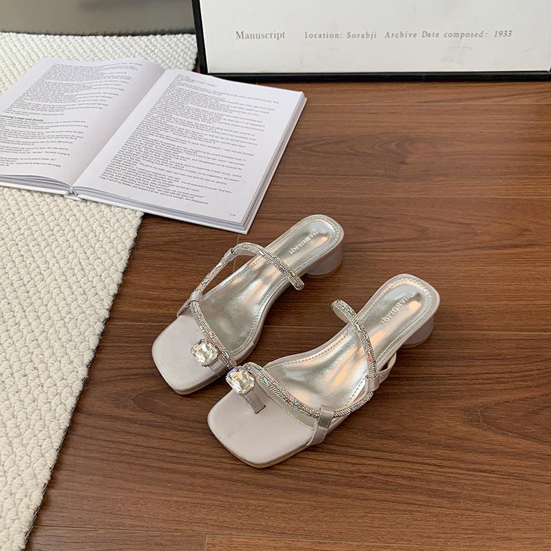 Französische flache Oberbekleidung Strandpantoffeln Feenschuhe neu Sommer flachbödige Temperament Zehenstegsandalen hochhackige Sandalen