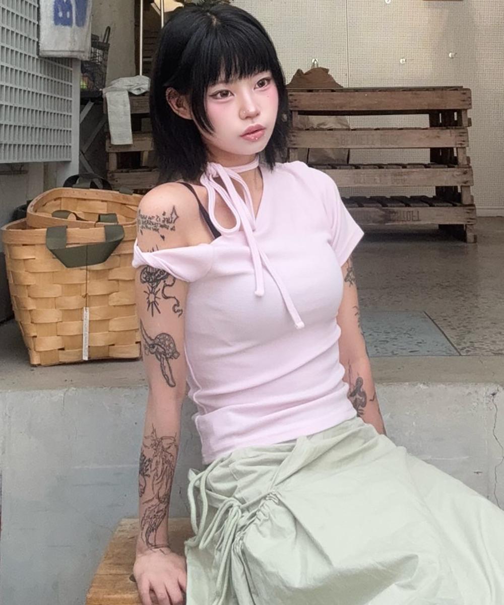 Kathrin Off-Shoulder Twisted Short Sleeve T-Shirt (Pink) Pink