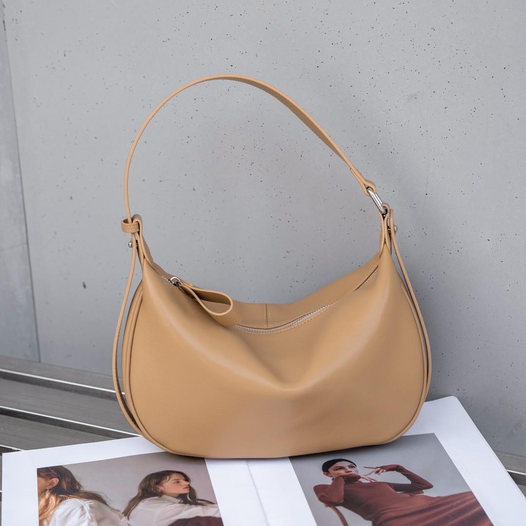 

Женская сумка-пельмень кроссбоди из натуральной кожи с коровьей кожей второго слоя абрикосовый